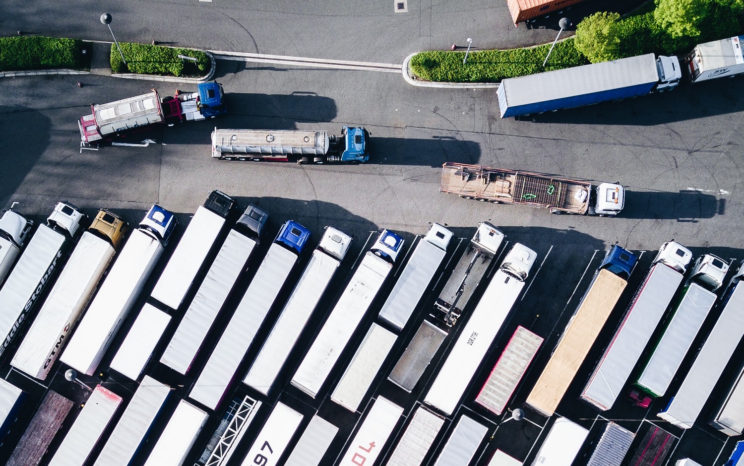 Transporto įmonės stabdo vilkikus – trūksta vairuotojų