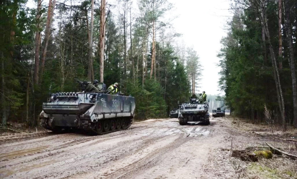 Lietuva Ukrainai perduos šarvuočių, sunkvežimių ir visureigių