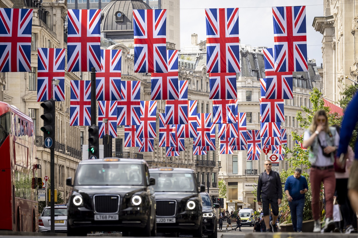 Kas laukia Britanijos monarchijos po Elžbietos II - saulėlydis ar nauja aušra?