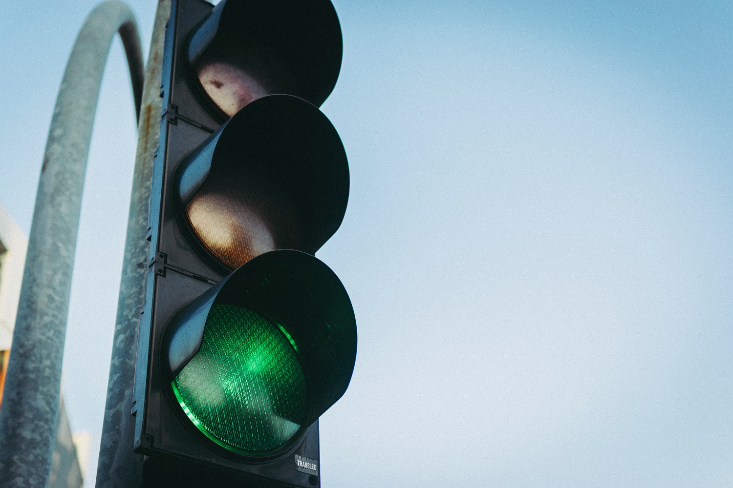 Žali mirksintys šviesoforų signalai nėra naikinami: savivaldybės ir kelių savininkai patys spręs, kur juos naudoti