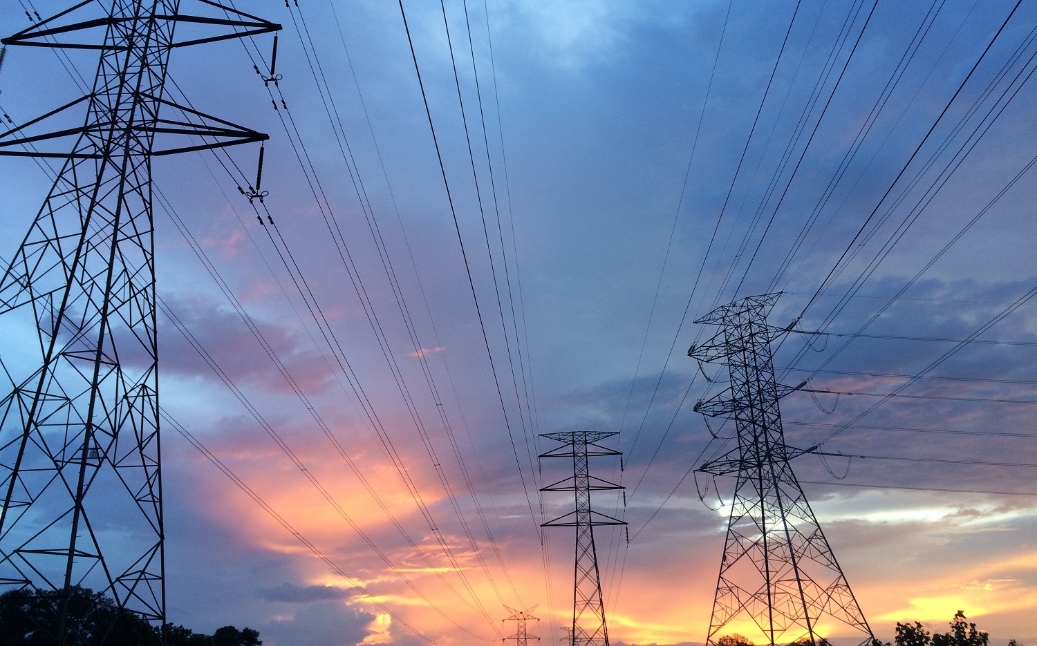 Ekonomistas perspėja: visiems nepriklausomiems elektros tiekėjams gali iškilti problemų Ekonomistas perspėja: visiems nepriklausomiems elektros tiekėjams gali iškilti problemų