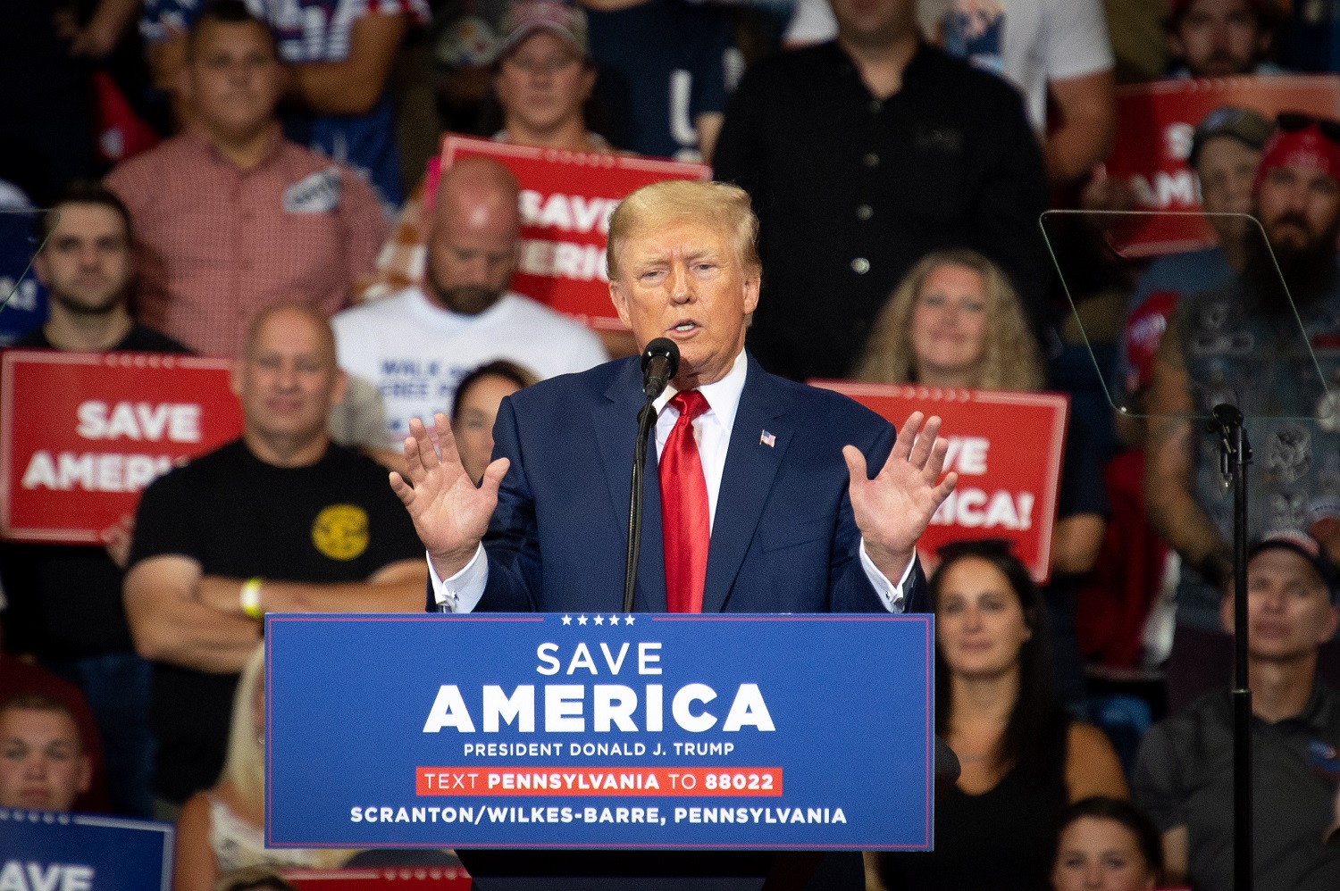 Per kratą D. Trumpo viloje rasta slaptų dokumentų apie kitos šalies branduolinius ginklus Per kratą D. Trumpo viloje rasta slaptų dokumentų apie kitos šalies branduolinius ginklus