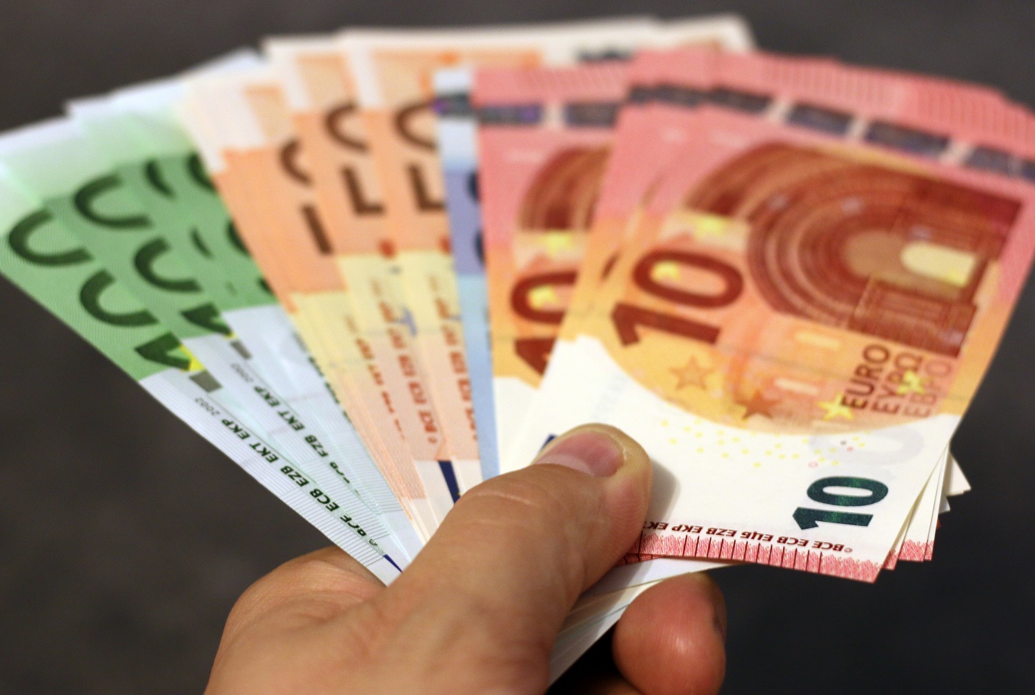 Nuo lapkričio atsiskaitymai grynaisiais pinigais bus ribojami iki 5 tūkst. eurų