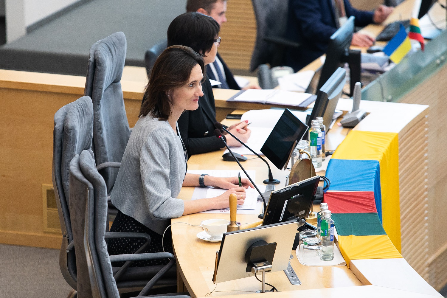 Seimo pirmininkė suabejojo Prezidentūros siūlymu dėl „šeimos kortelės“: biudžete jau yra numatyta tikrai daug priemonių Seimo pirmininkė suabejojo Prezidentūros siūlymu dėl „šeimos kortelės“: biudžete jau yra numatyta tikrai daug priemonių