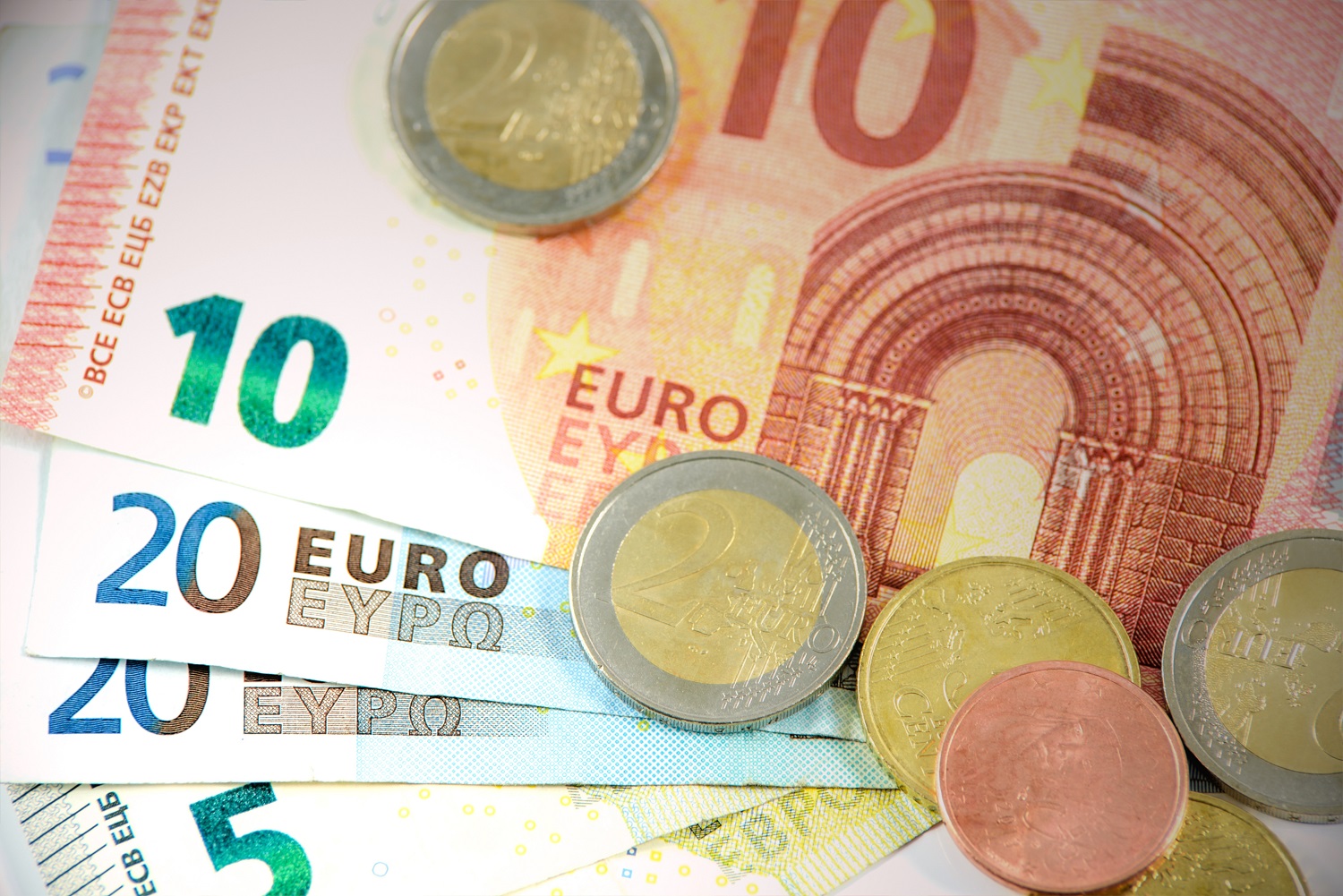 Seimas galutinai pritarė Vyriausybės siūlymui iki 625 eurų didinti NPD