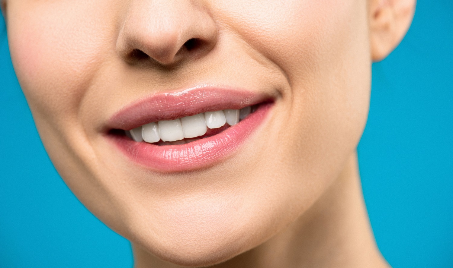 Dylantys dantys – kasdienių įpročių pasekmė: odontologas pataria, kaip to išvengti