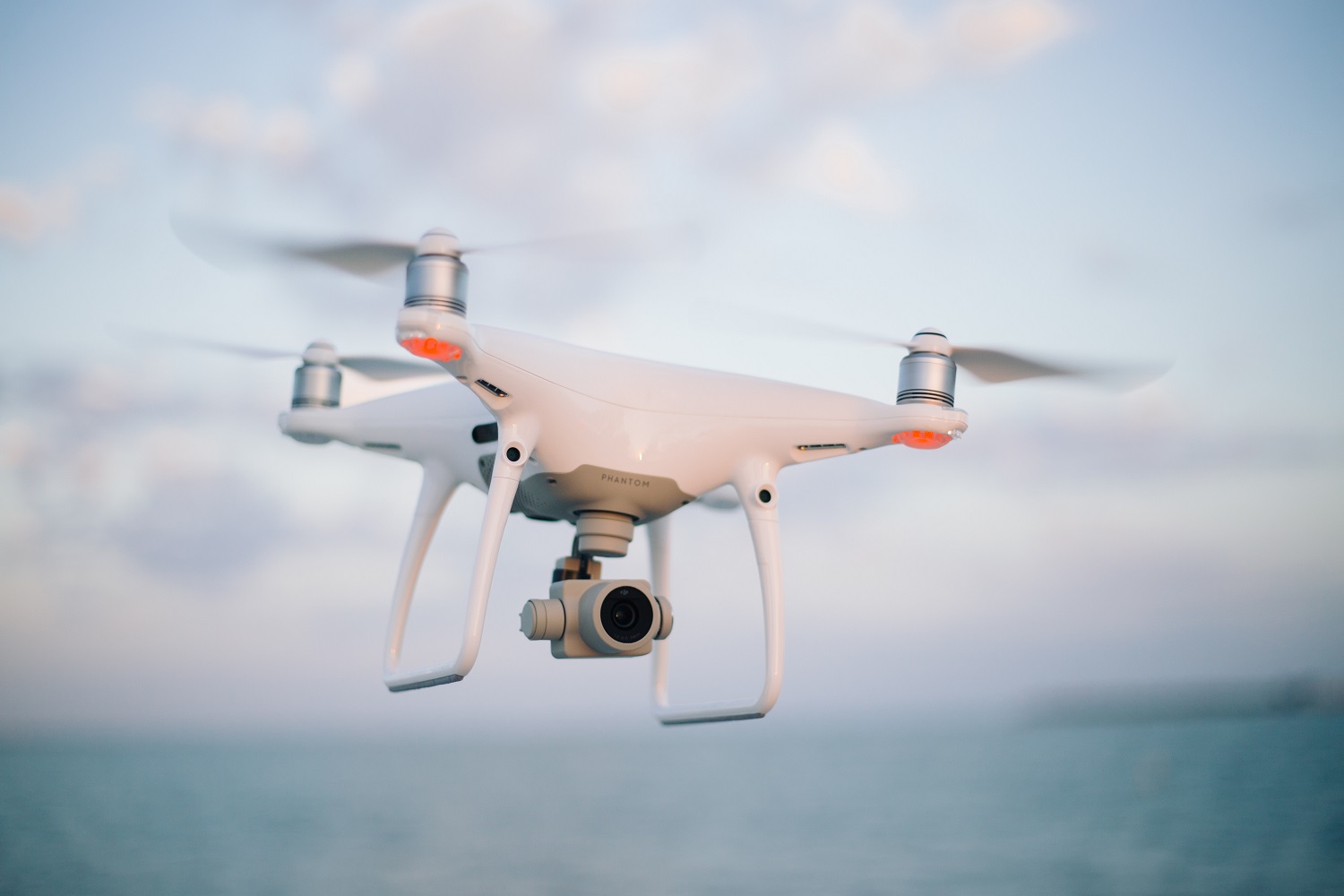 Leidimai skraidinti dronus bus suteikiami „vieno langelio“ principu