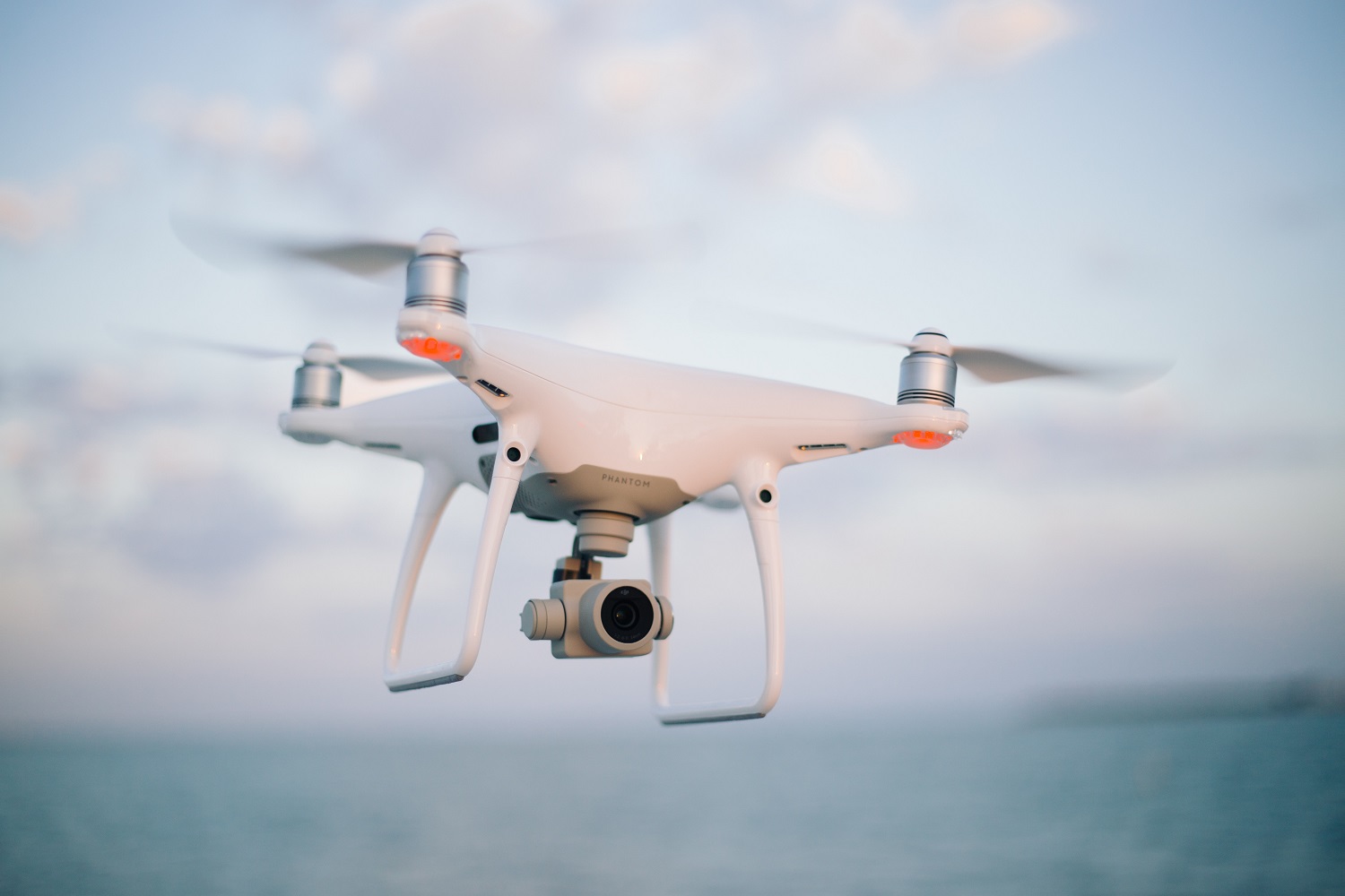 Leidimai skraidinti dronus bus suteikiami „vieno langelio“ principu Leidimai skraidinti dronus bus suteikiami „vieno langelio“ principu