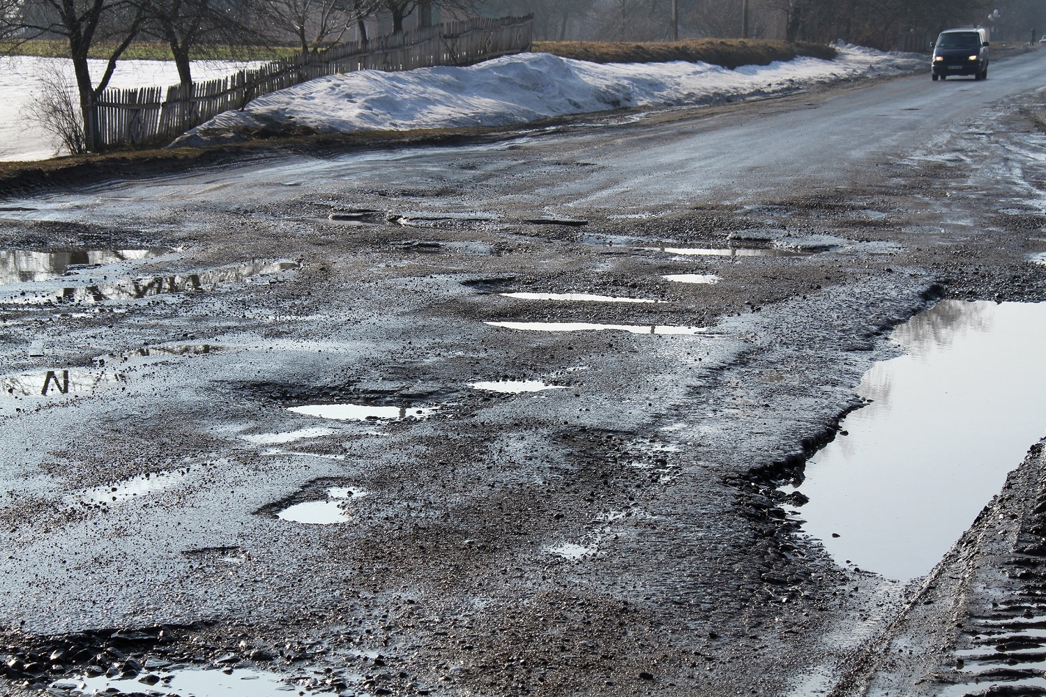 Pajamas už automobilių taršą siūloma nukreipti į kelių tvarkymą