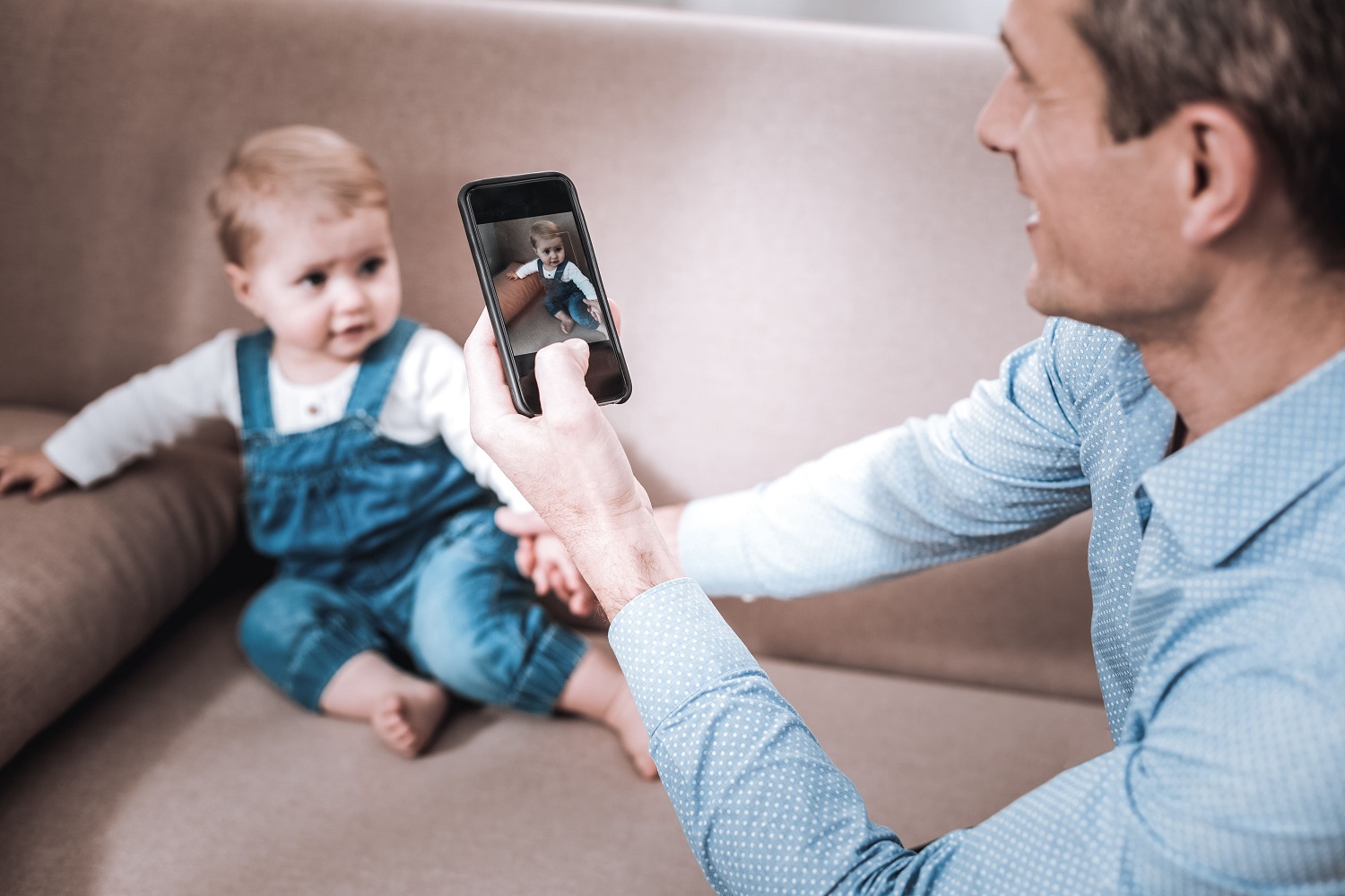Vaikų nuotraukų kėlimas į internetą: pavojingiau, nei manote Vaikų nuotraukų kėlimas į internetą: pavojingiau, nei manote