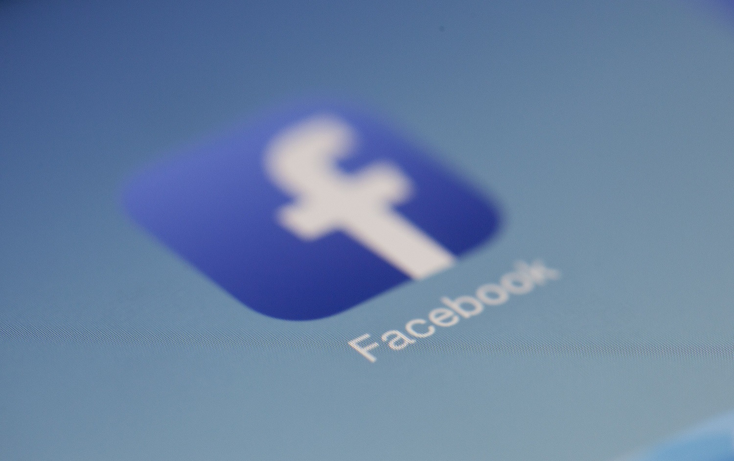 „Facebook“ ir „Instagram“ iškeltas ieškinys dėl prekybos žmonėmis ignoravimo