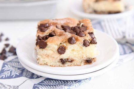 Greitai ir lengvai pagaminamas desertas: pyragas su šokolado gabaliukais (video)