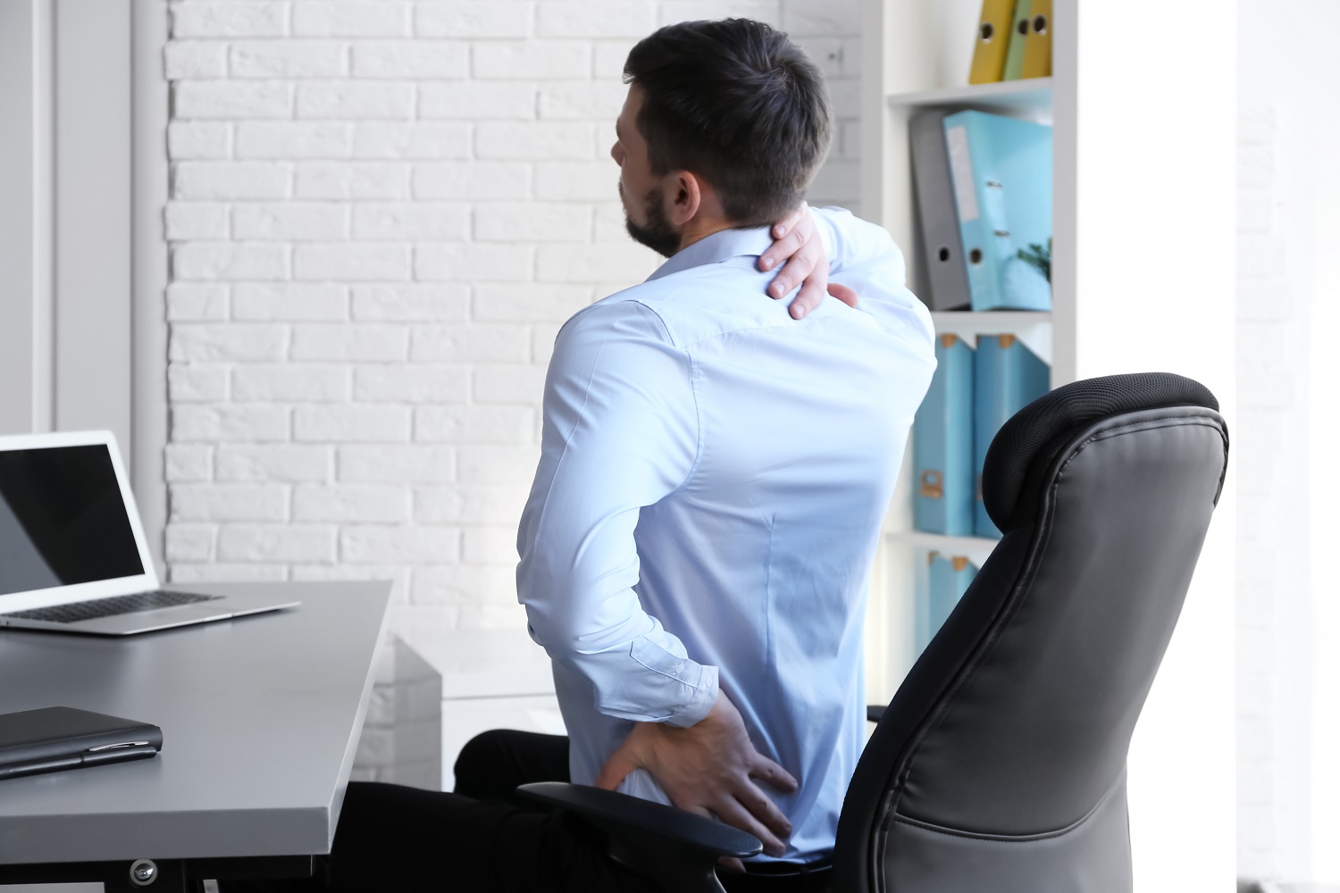 Sėdimo darbo pavojai sveikatai: kineziterapeutė pataria, kaip jų išvengti