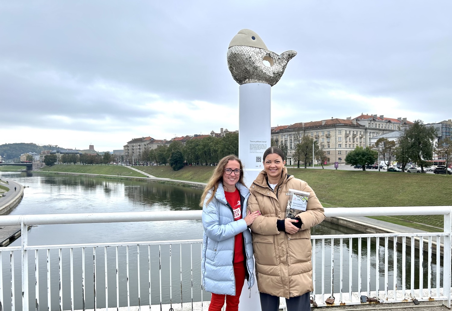 Vilniuje ant Baltojo tilto pristatyta menininkės Agnės Kišonaitės skulptūra „Norus pildanti žuvelė“