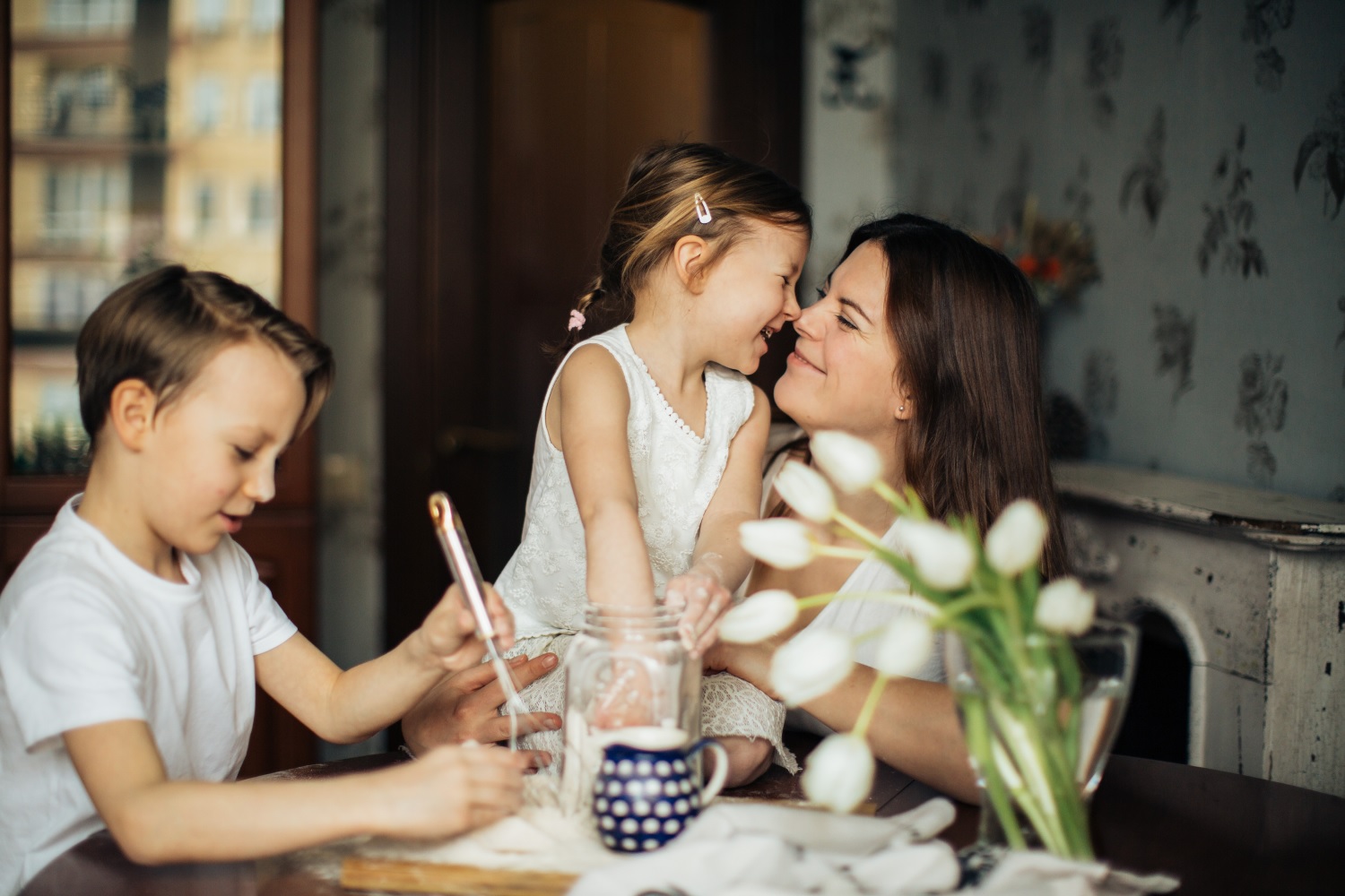 Ekspertai įsitikinę: tėvų artimas bendravimas su paaugliais padeda išvengti iššūkių socialiniuose tinkluose