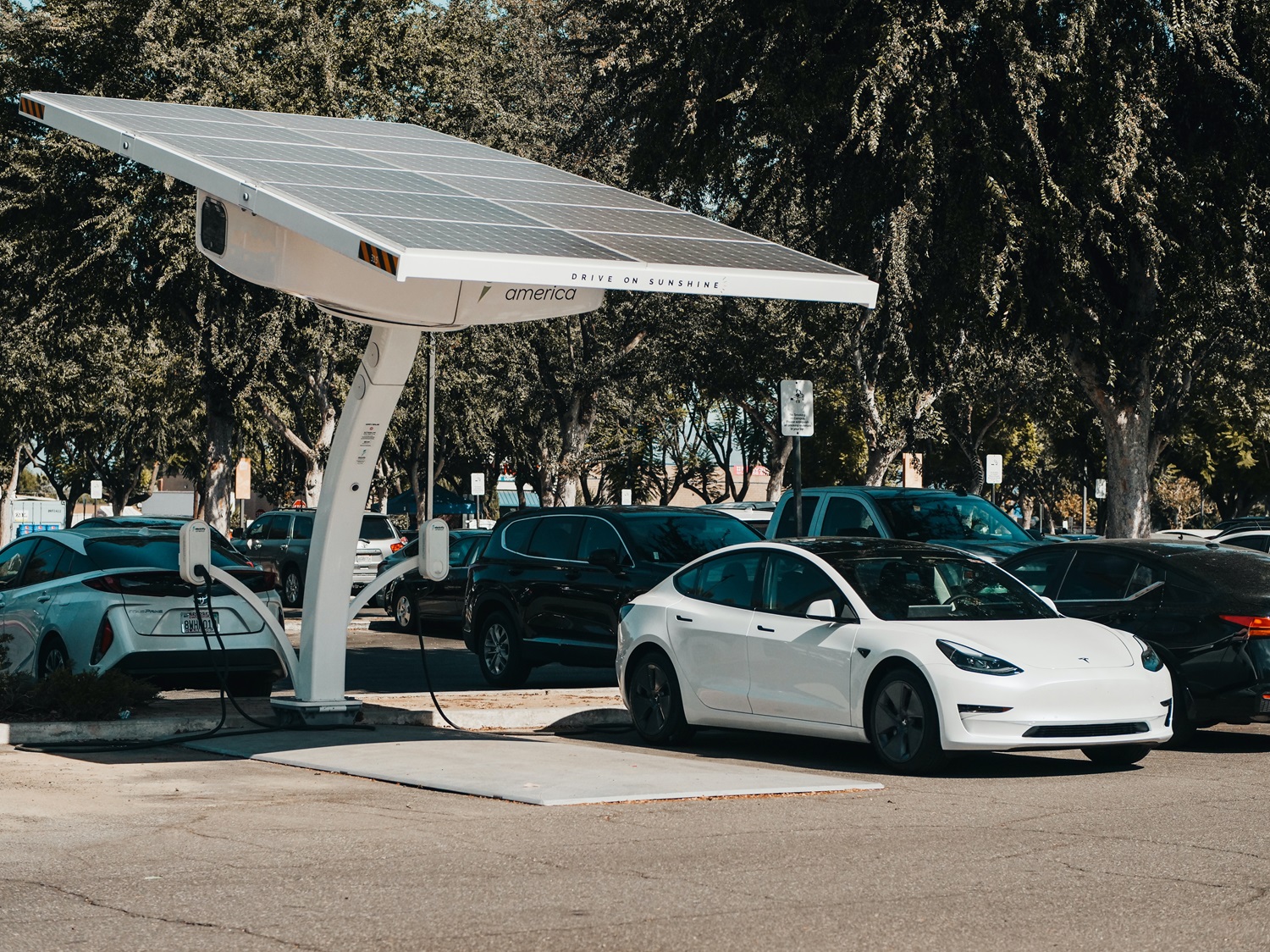 Lietuviams vis patrauklesni elektromobiliai: per artimiausius 10 metų juos įsigyti planuoja pusė didmiesčių gyventojų Lietuviams vis patrauklesni elektromobiliai: per artimiausius 10 metų juos įsigyti planuoja pusė didmiesčių gyventojų