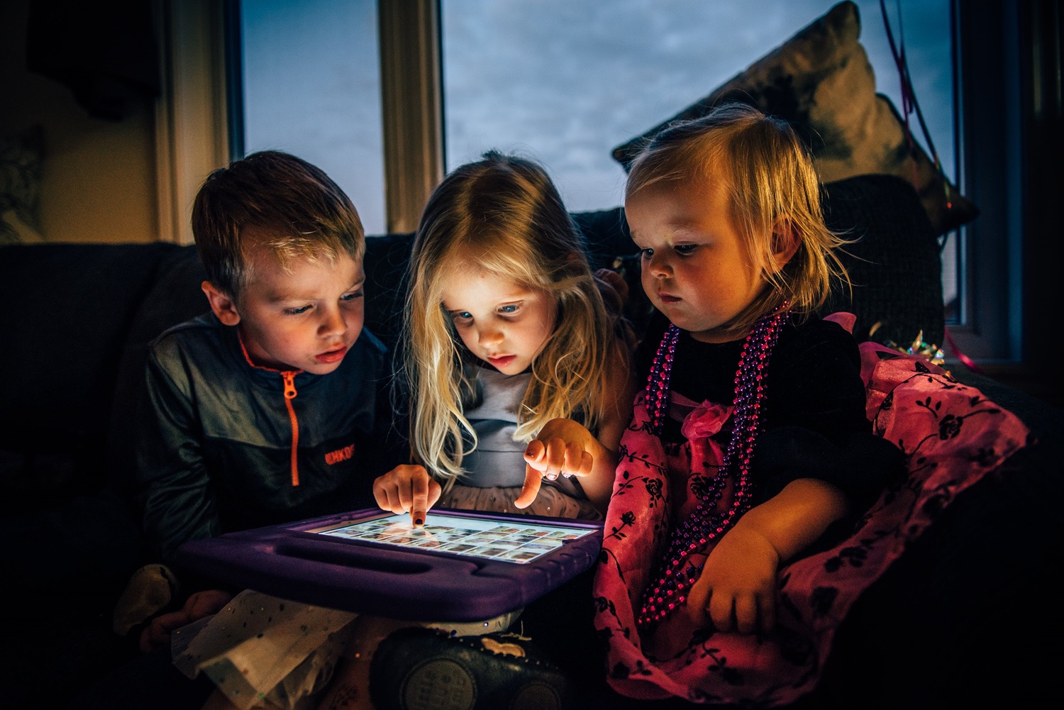 Nepavyksta vaikų atitraukti nuo ekranų? Patarimai, padėsiantys šeimoje kurti sveiką santykį su technologijomis