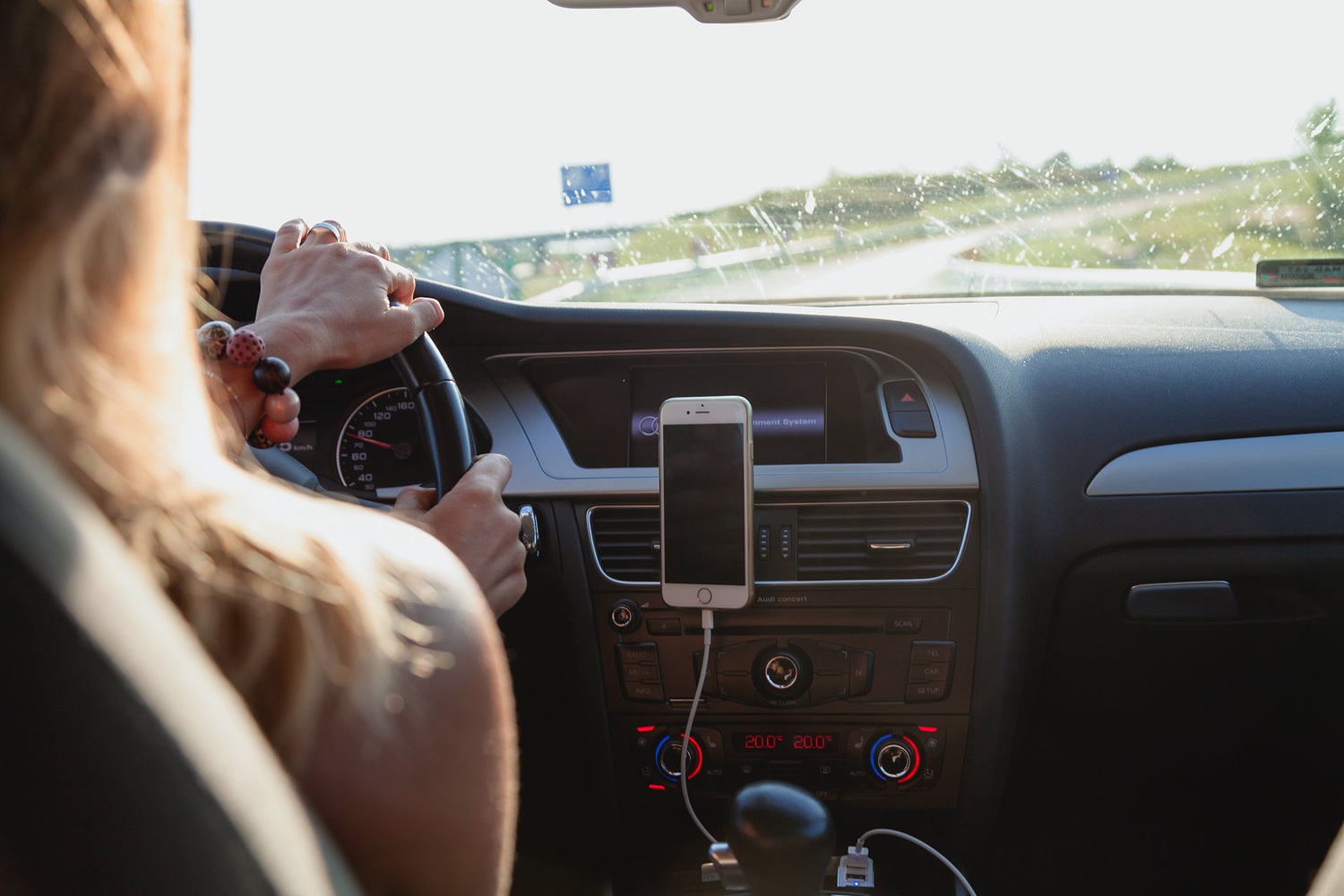 Siūloma įpareigoti pavežėjus automobilio salone turėti vaizdo registratorių Siūloma įpareigoti pavežėjus automobilio salone turėti vaizdo registratorių
