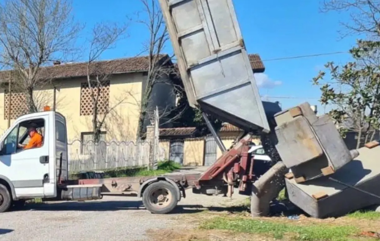 Neteisėtai išmestos šiukšlės grįžo į italo kiemą: gresia įspūdinga bauda