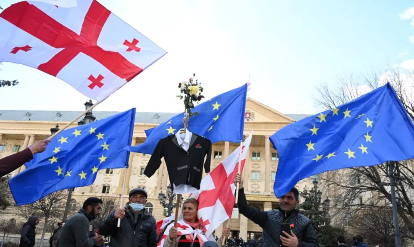 Sakartvele tūkstančiai žmonių protestavo prieš „užsienio agentų“ įstatymo projektą