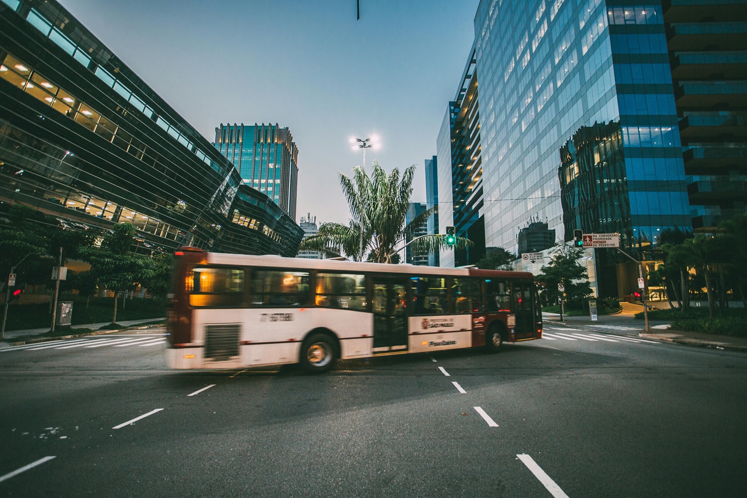 Europos Parlamentas sugriežtino sunkvežimių ir autobusų taršos standartus