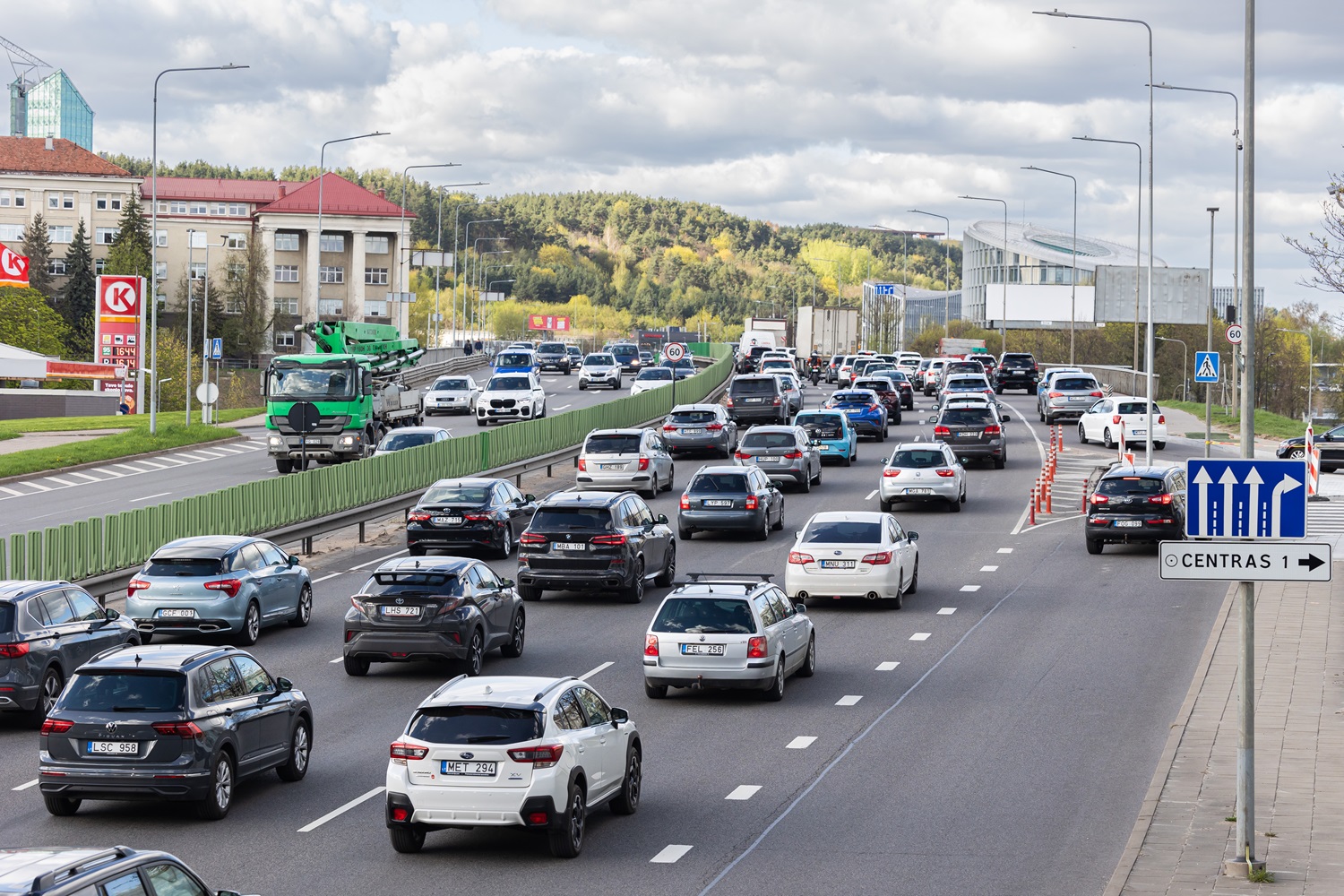 Dėl aplinką teršiančių automobilių Seimas linkęs švelninti toną: pirmą kartą grėstų įspėjimas