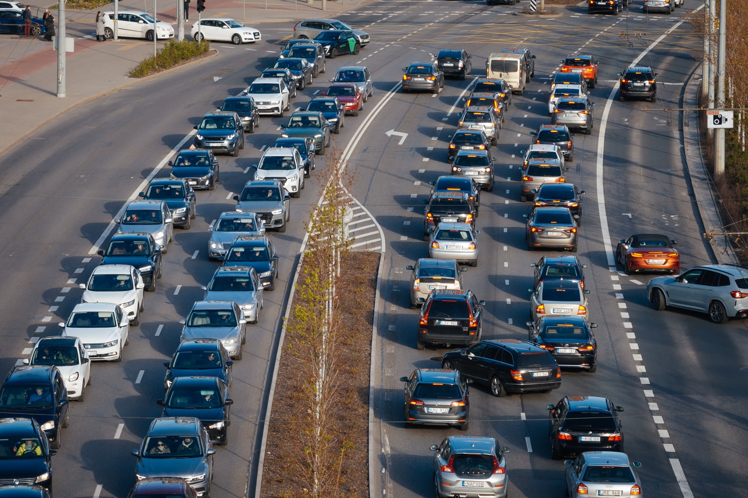 Šiltnamio efektą sukeliančių dujų išmetimai transporto sektoriuje mažėja per lėtai