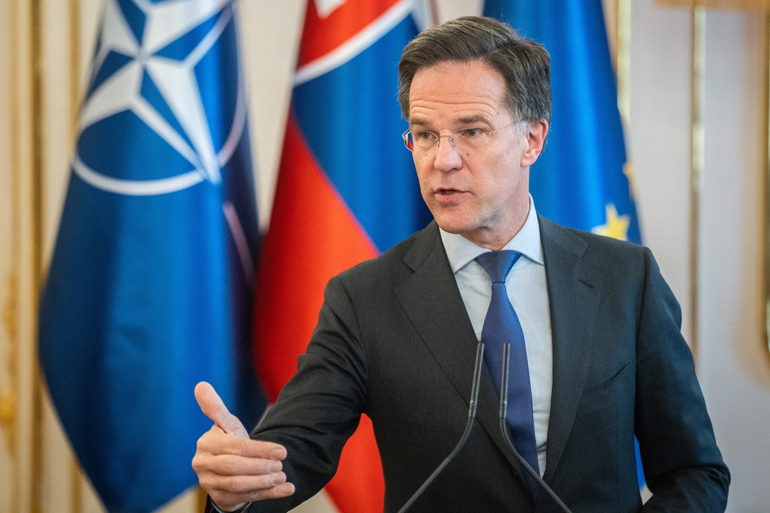 NATO vadovas ragina didinti finansavimą gynybai: jei rusai laimės, tebeturėsite pinigus, bet reikės kalbėti rusiškai