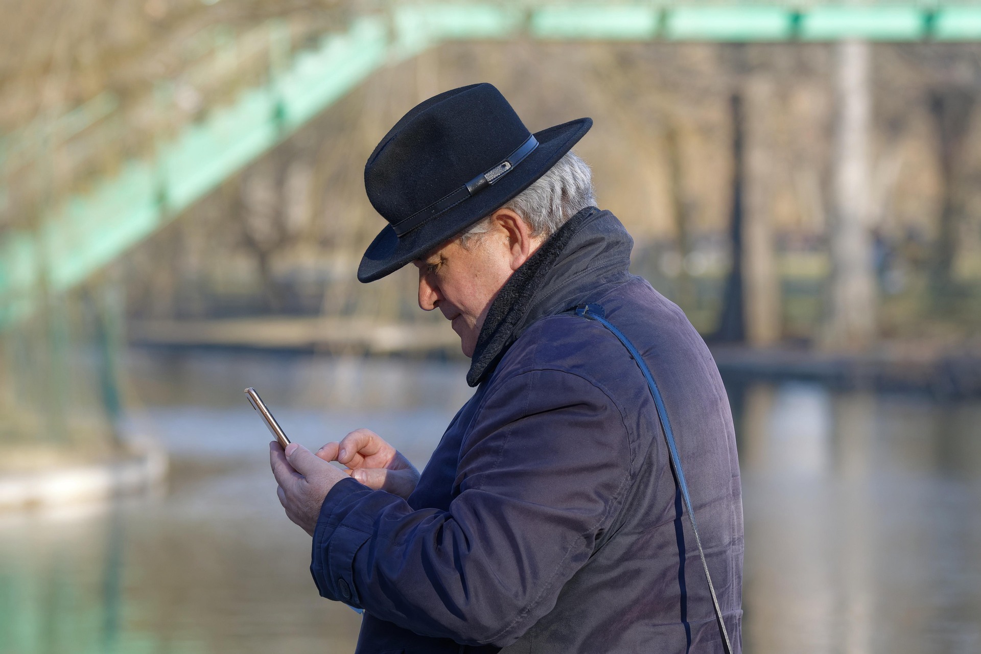 10 žingsnių, kuriuos reikia padaryti nupirkus išmanųjį senjorui: išvengsite panikos apie „ištrintą internetą“