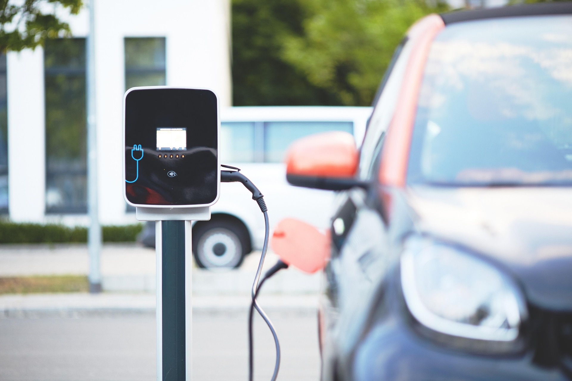 Kokį pasirinkti – naudotą ar naują elektromobilį? Aptarė privalumus ir minusus