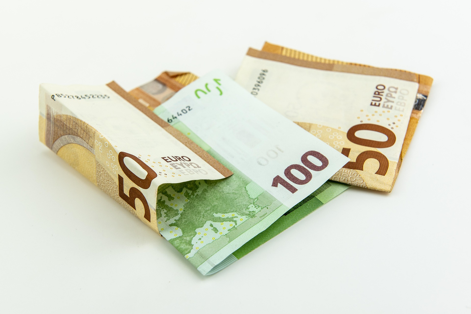 Įspėja gyventojus neinvestuoti į keturias nelegalias platformas
