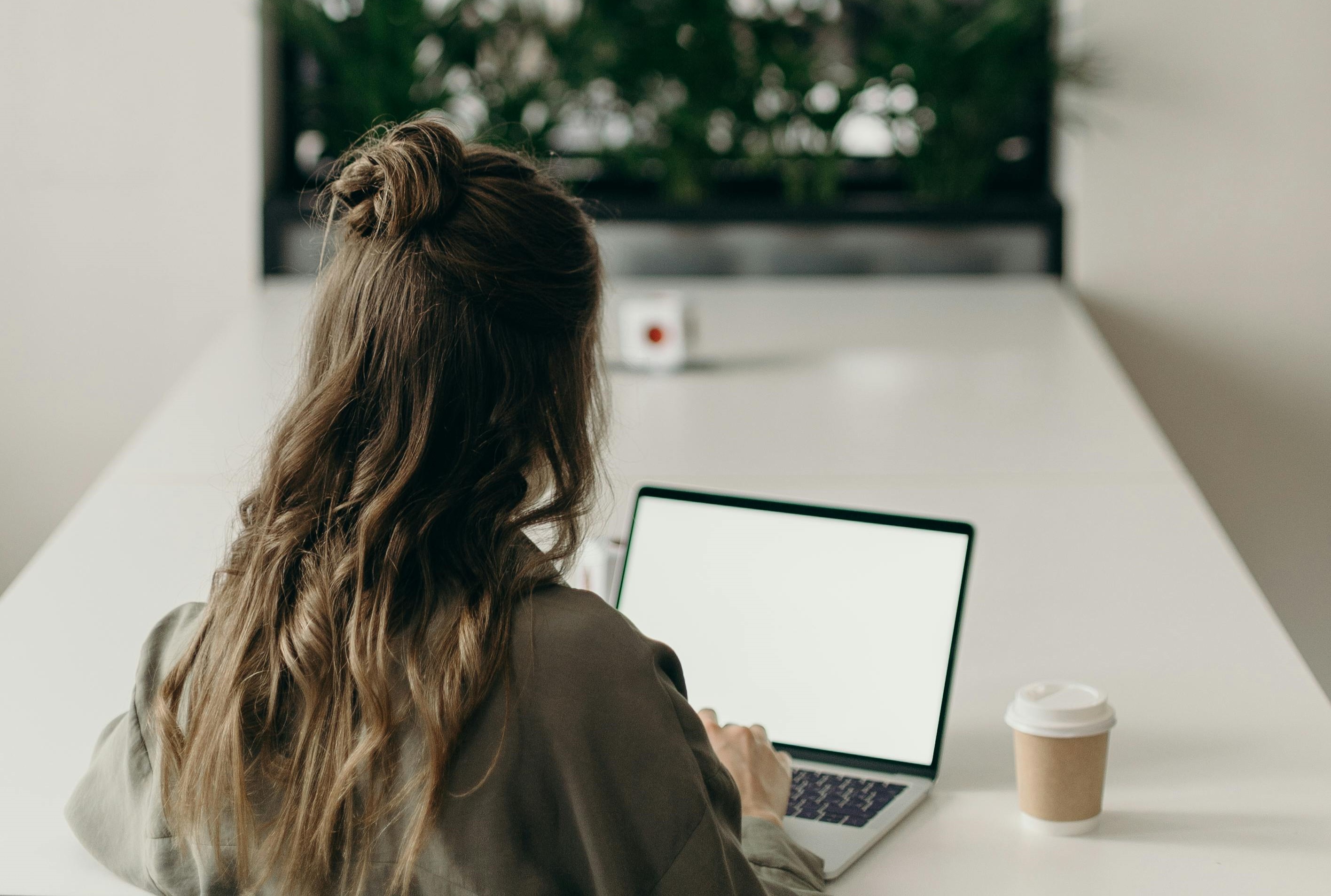 Sukčiai vilioja netikrais darbo skelbimais: ką būtina žinoti 