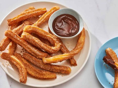 Tradicinis ispanų skanėstas – „Churros” su šokolado padažu (video)