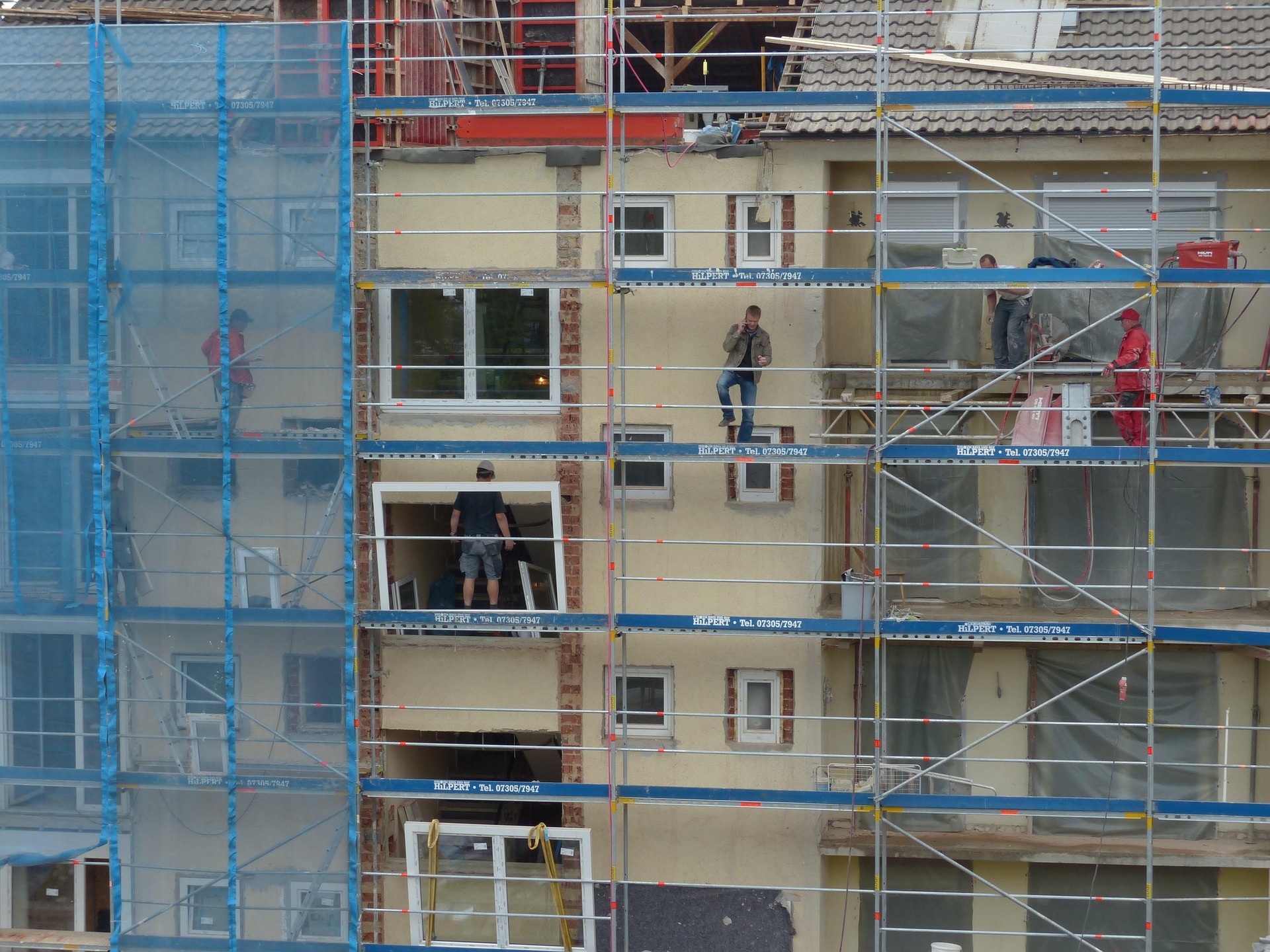 Renovuoji ar statai? Fasadinių pastolių nuoma - saugumas ir efektyvumas be kompromisų