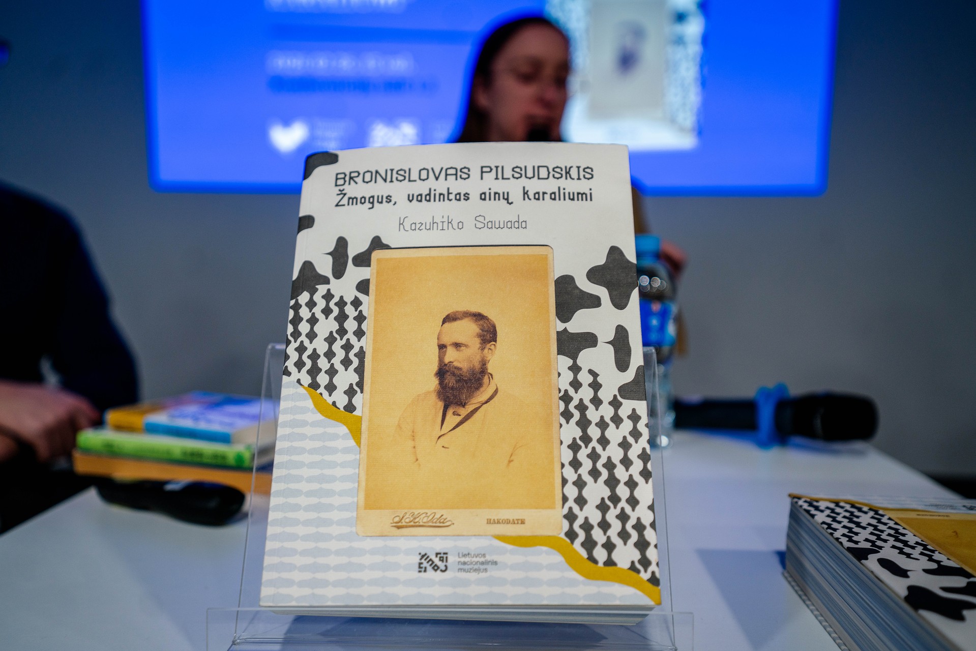 Išleista knyga apie žmogų, išsaugojusį nykstančios ainų tautos balsą