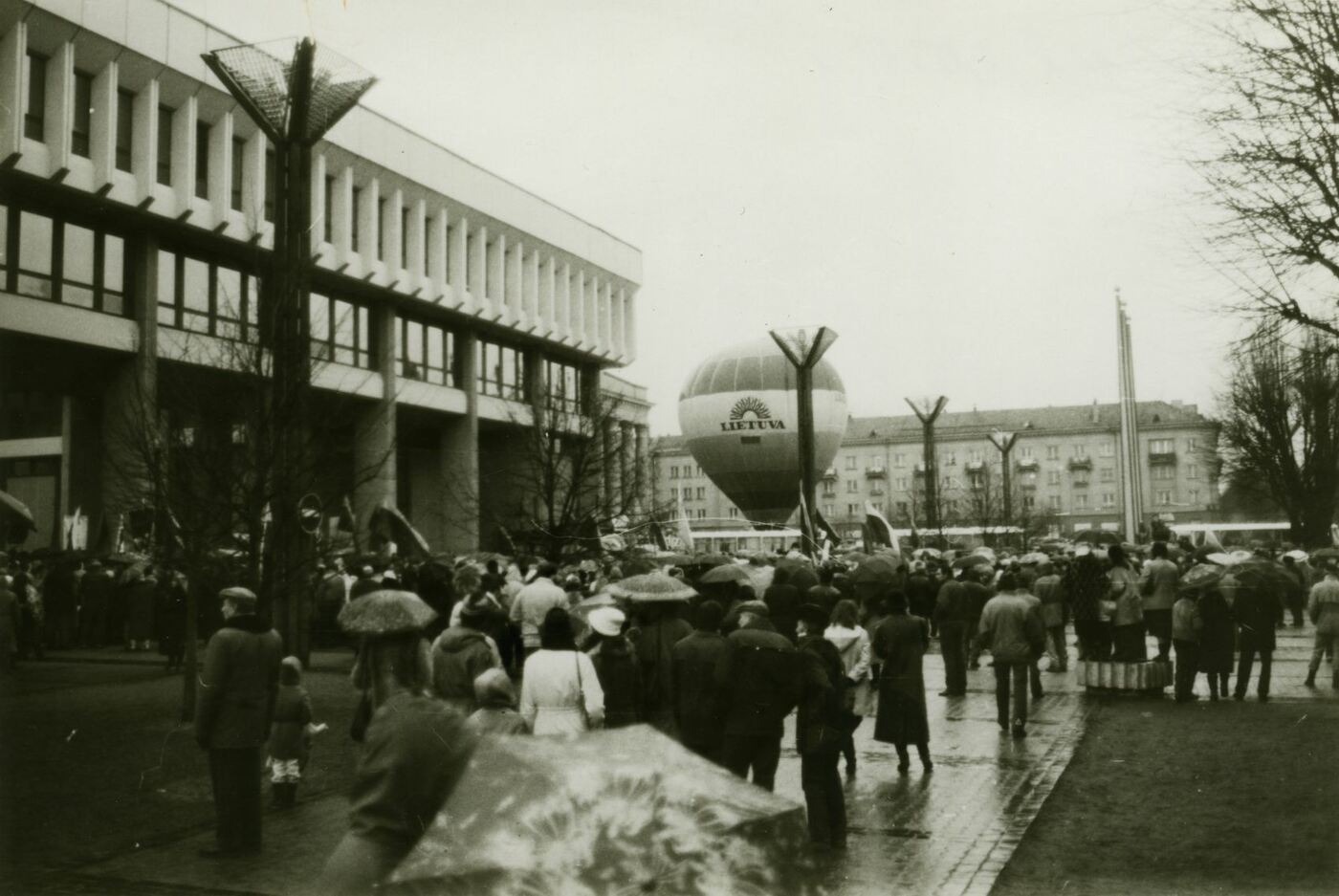 Nuo pasipriešinimo iki valstybės atkūrimo: Kovo 11-osios kelias spaudoje ir nuotraukose