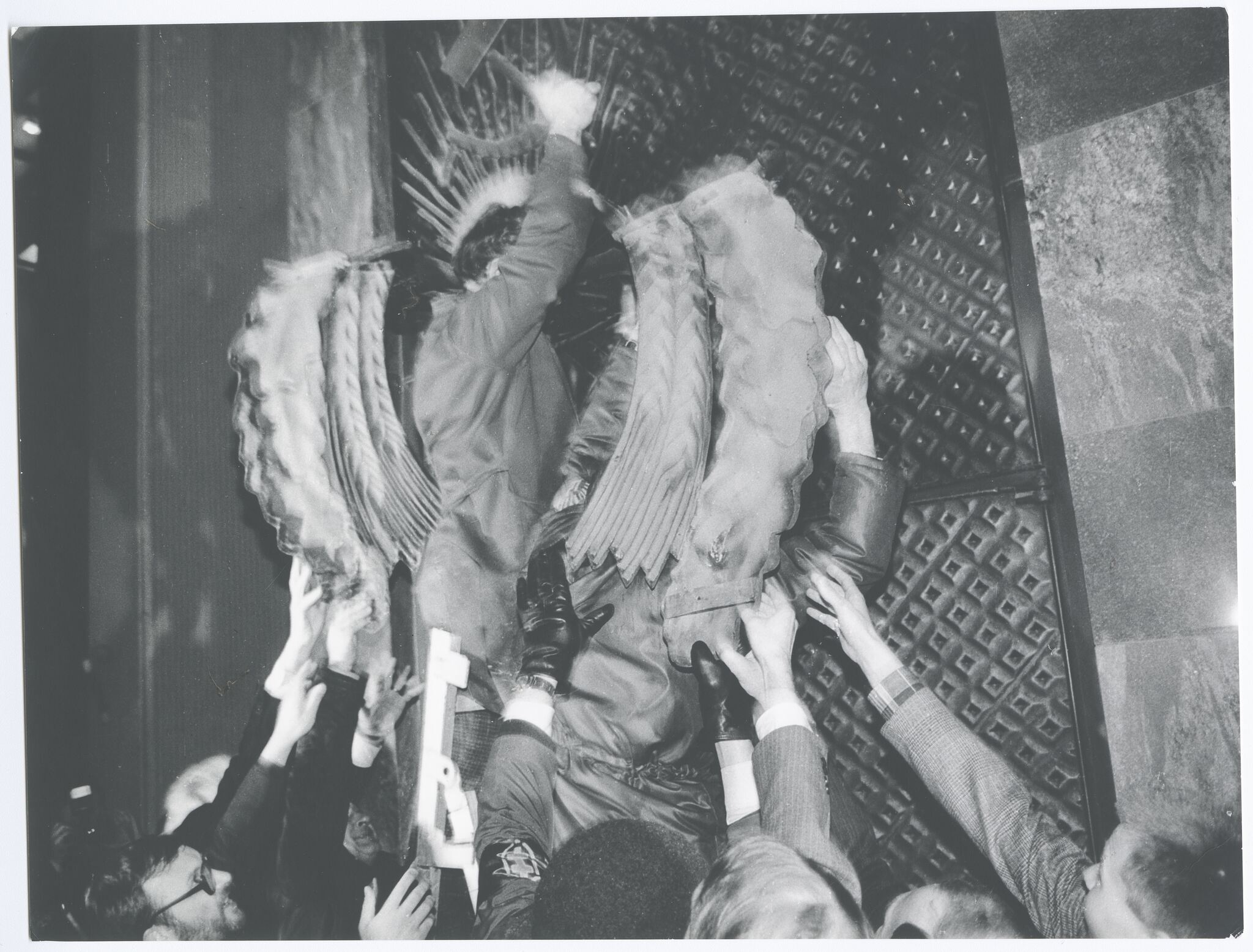 1990 m. kovo 11 d. Iš rinkinio Sąjūdis (©Lietuvos fotomenininkų sąjunga, autorius Z. Nekrošius, panaudojimo teisės CCBYNCND)