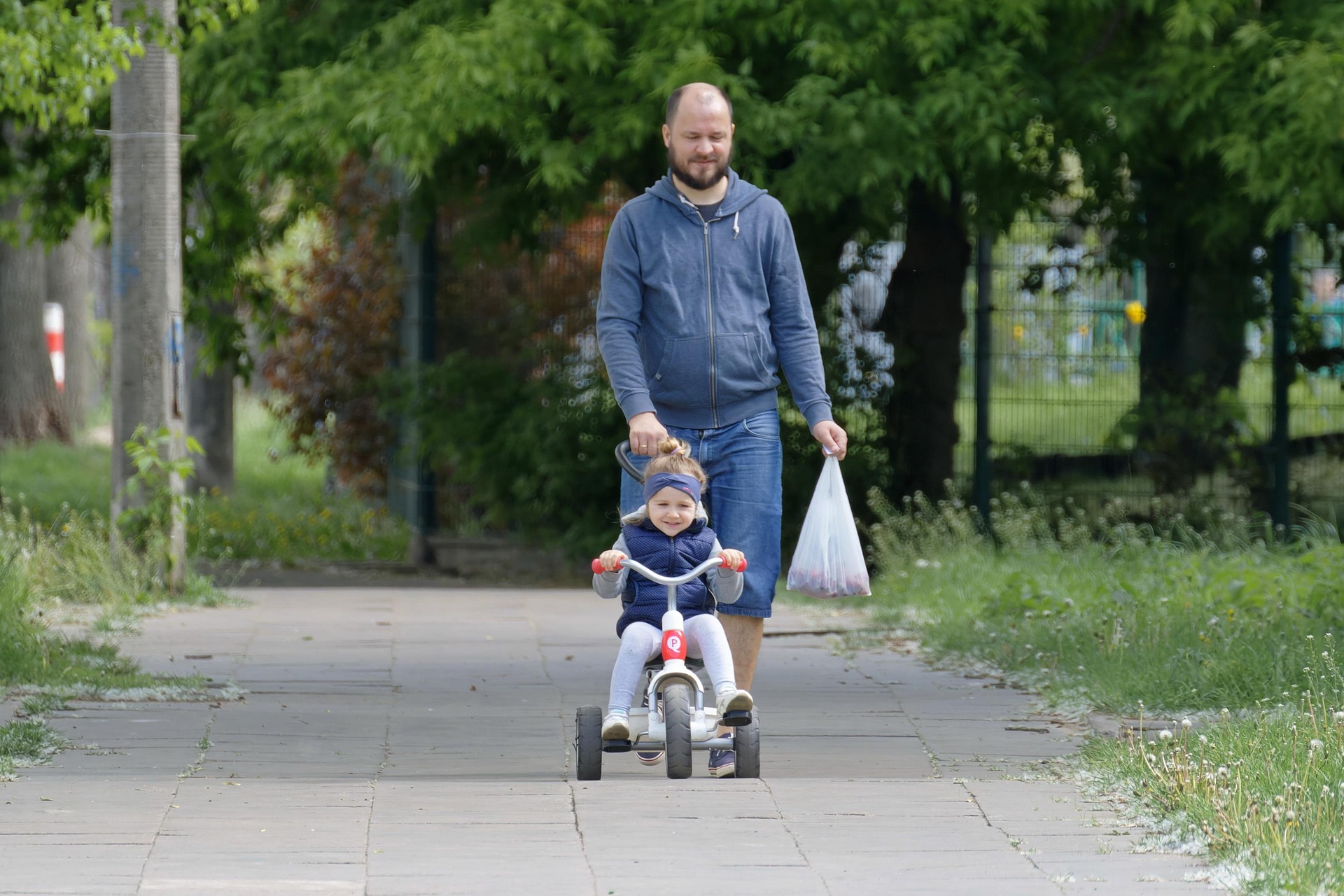 Nuo žaidimų iki pokalbių: tėčio svarba vaiko gyvenime
