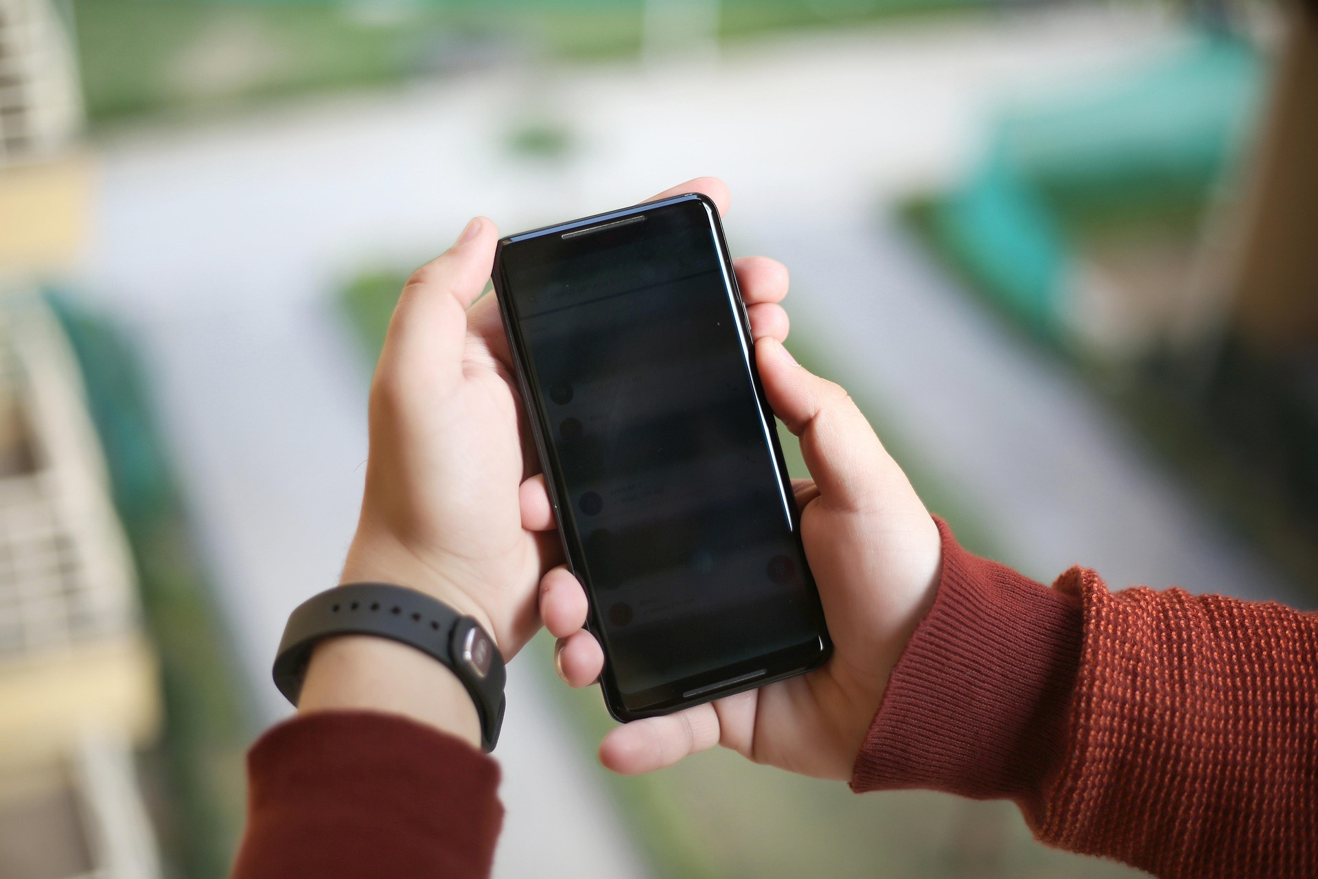 Sušlapo telefonas? Nedarykite šios vienos klaidos – ji kainuoja brangiausiai