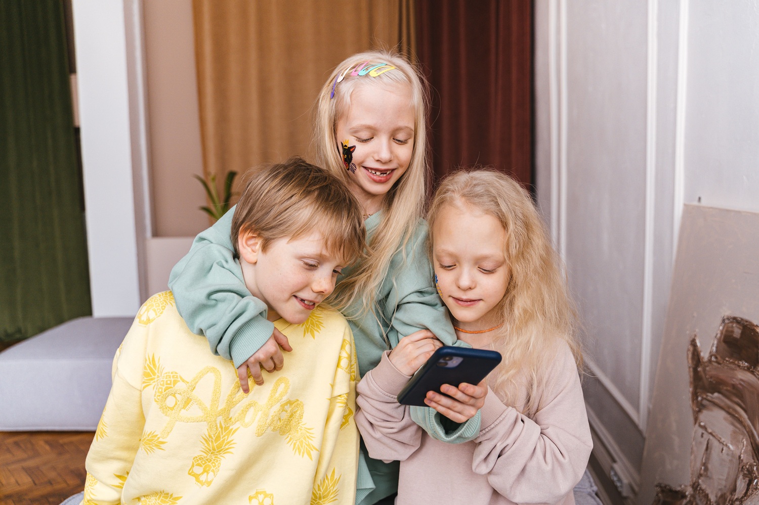 Sukčiai socialiniuose tinkluose taikosi ir į vaikus: ką svarbu žinoti tėvams?