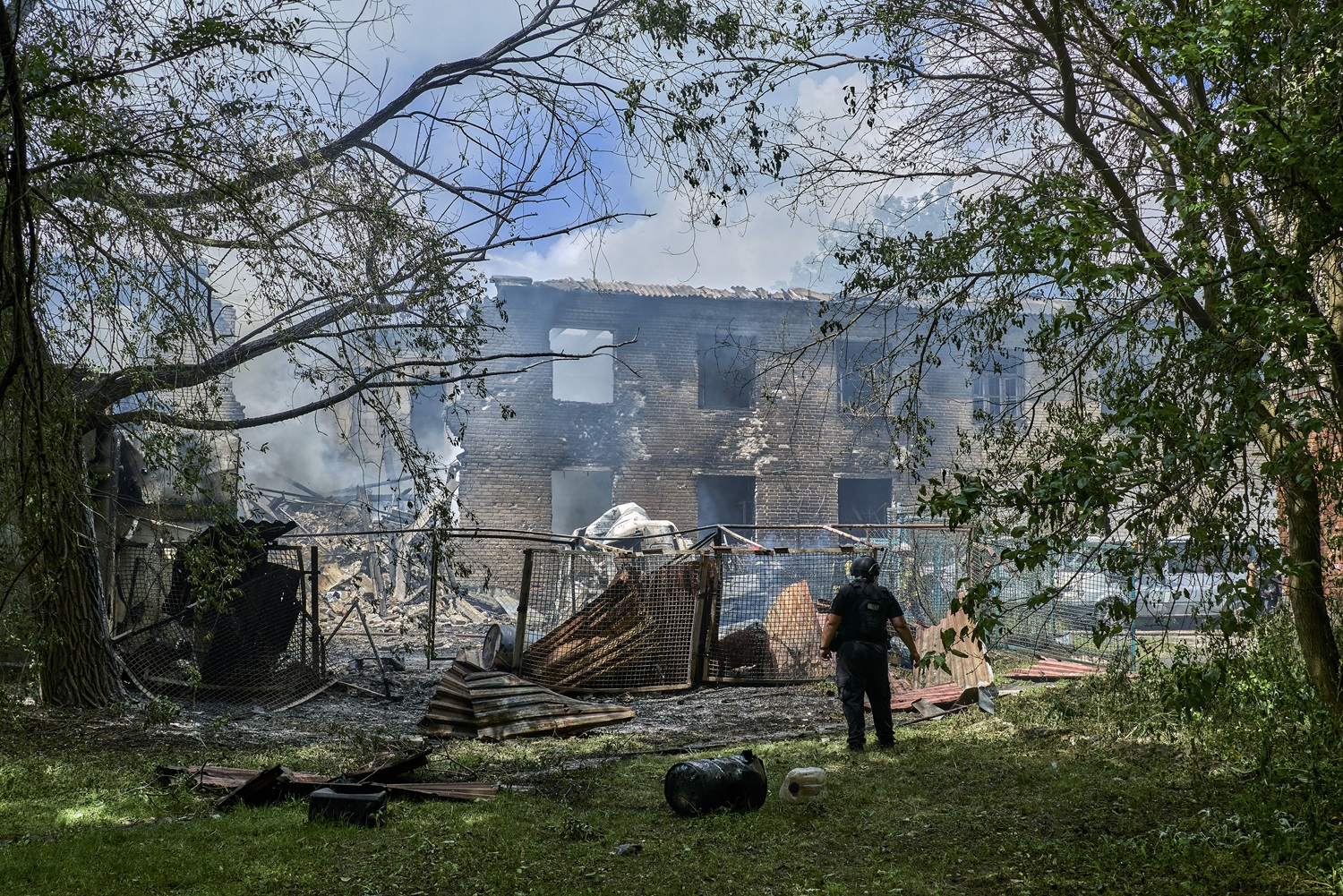 Ukraina ragina civilius išvykti iš okupuotų teritorijų: intensyvina atakas