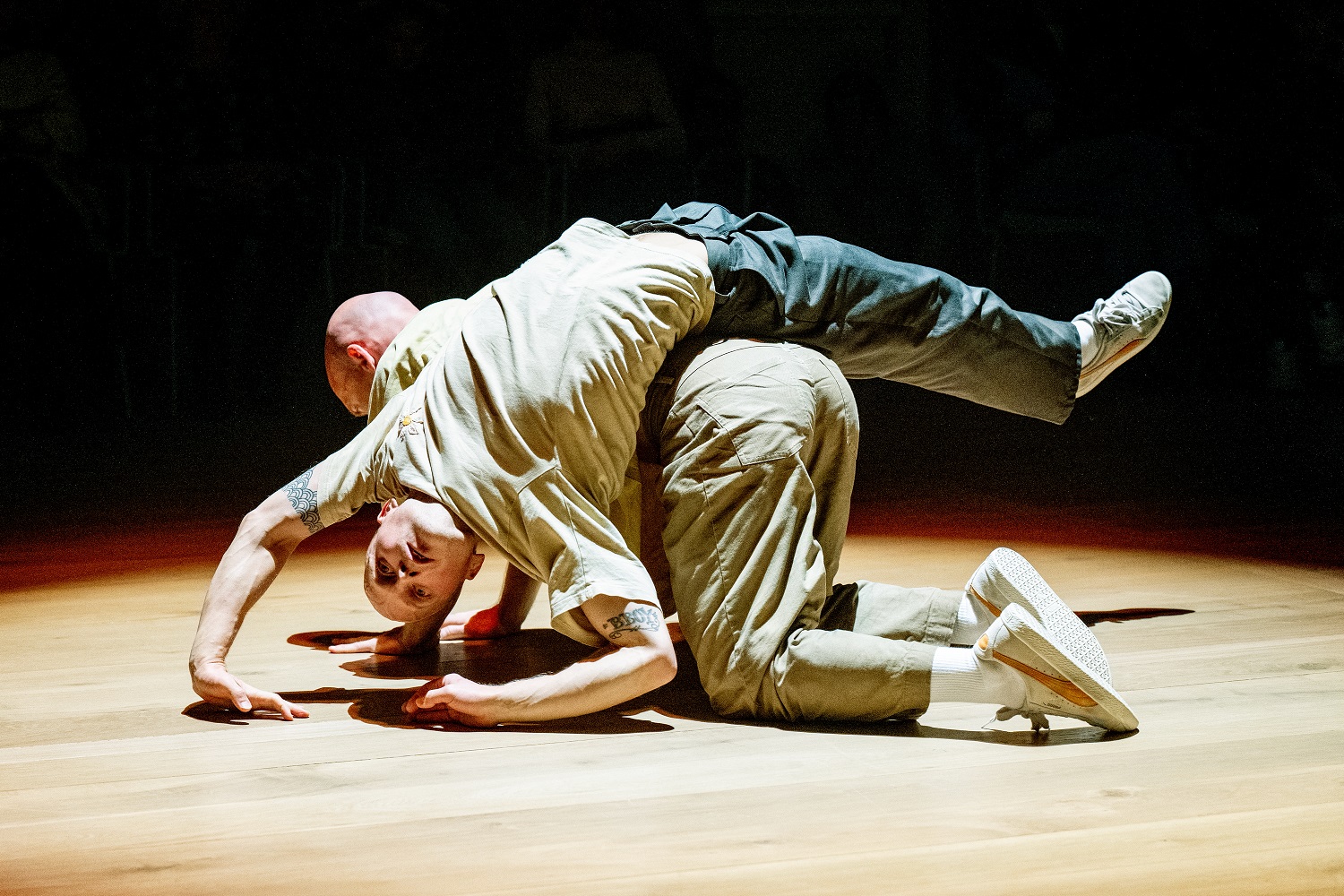 Šiauliuose – urbanistinio šokio teatro „Low Air“ spektaklis „Vienudu“