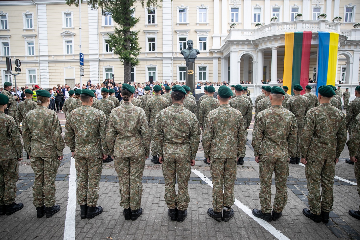 Norinčiųjų savo noru atlikti karo tarnybą skaičius viršijo 8 tūkst.