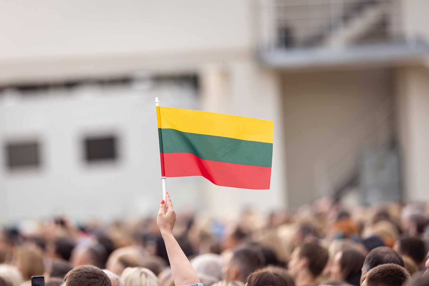Siekiama 10 kartų padidinti baudas už per šventes neiškeltą valstybės vėliavą