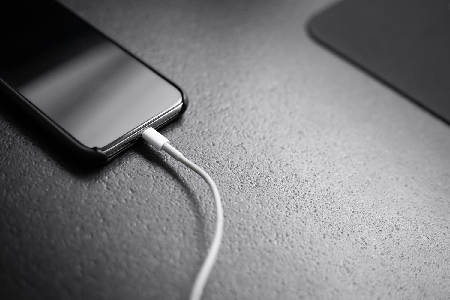 Kaip iš tiesų prailginti išmaniojo telefono baterijos veikimo laiką ir kokių klaidų vengti?