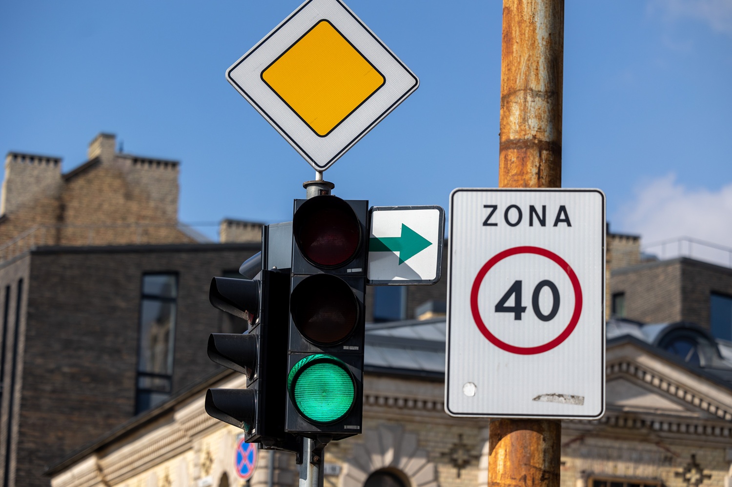 Nuo lapkričio visoje Lietuvoje keisis taisyklės dėl žalio šviesoforo signalo