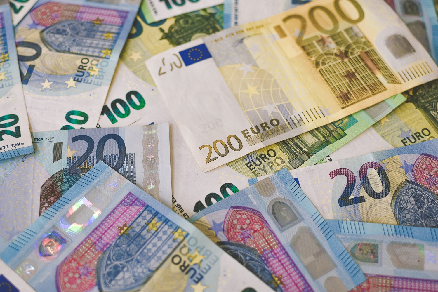 Gyventojai ir įmonės už sąskaitose laikomus pinigus „sumokės“ 5 proc.: kaip to išvengti?