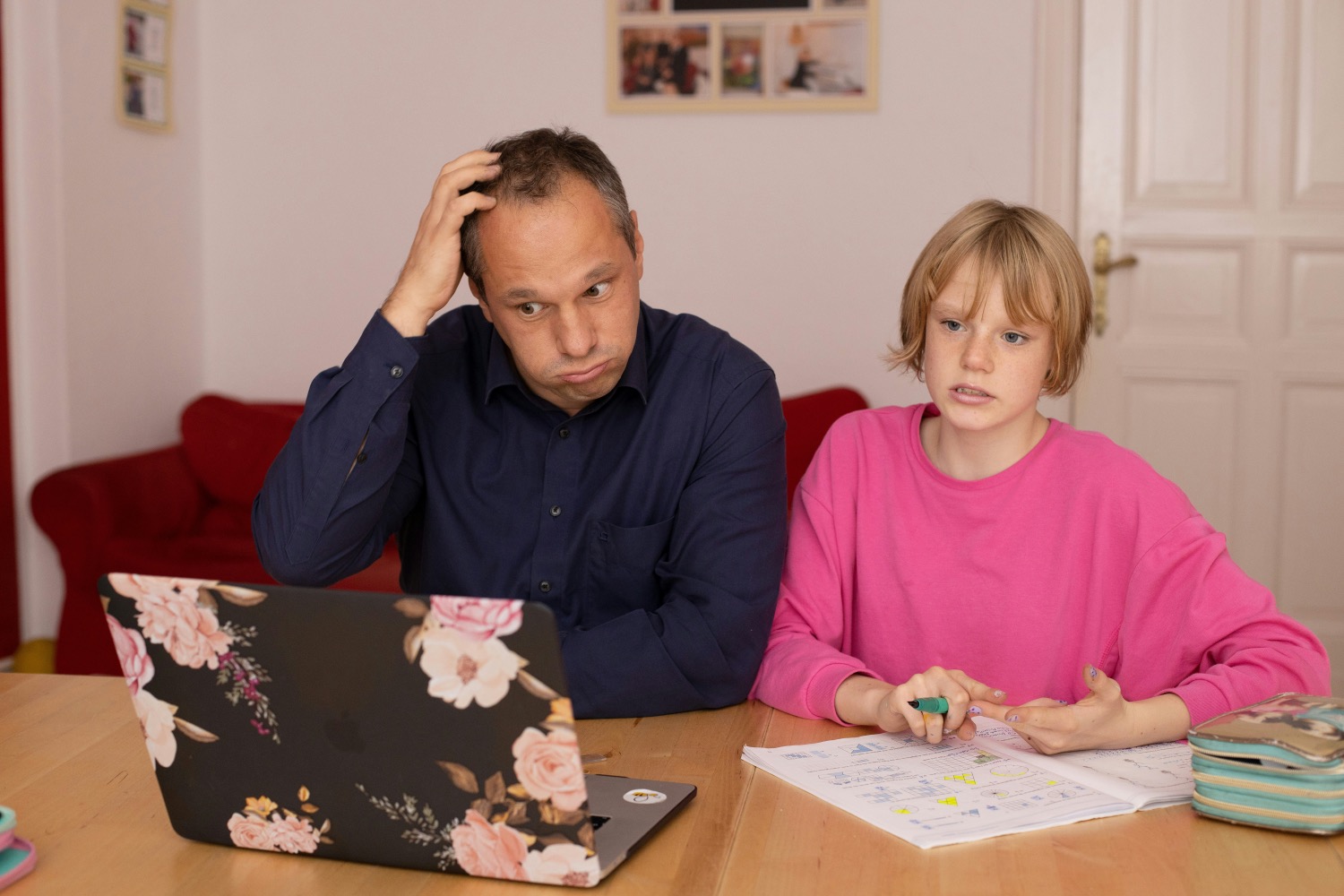 Ar tėvai turi kontroliuoti vaiko namų darbus? Edukologė atskleidė, kiek pagalbos reikia pirmokui ir kiek – dvyliktokui