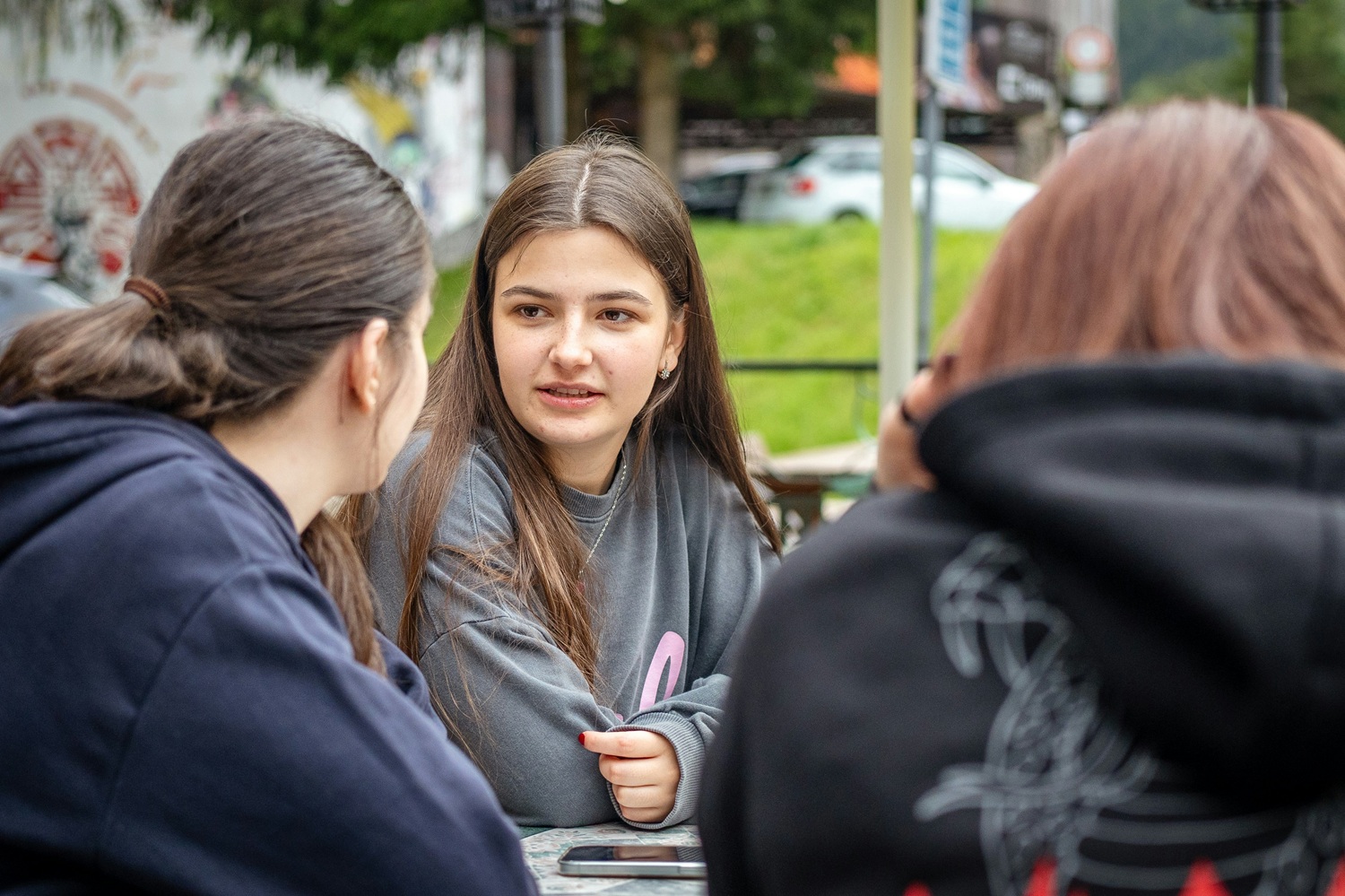 Turi kam atsiverti, bet tyli ištisus metus: kodėl jaunimui taip sunku pradėti pokalbį?